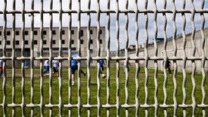 ITALY, NAPLES : Prisoners playing football into Secondigliano’s detention center – en