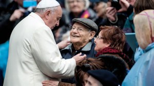 Pope Francis blesses an elderly couple – en