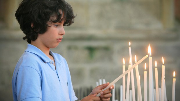 web-boy-candle-blue-shirt-hair-034_909015-godong-robert-harding-premium-afp