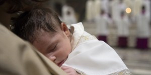 Pope baptizes 16 infants: Preserving Christian identity is &#8216;a daily task&#8217;