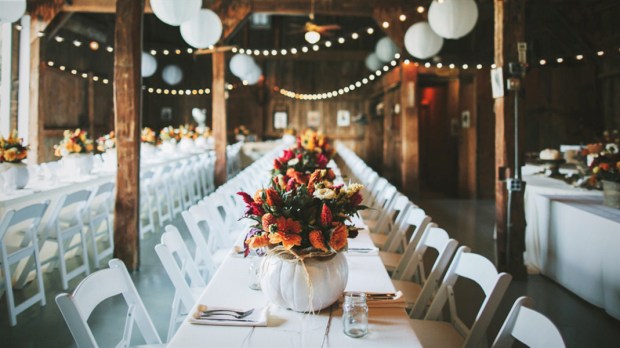 WEB3-WEDDING-BARN-RUSTIC-FLOWERS-DECORATION-BANQUET-Alicia-Magnuson-Photo-Stocksy-United