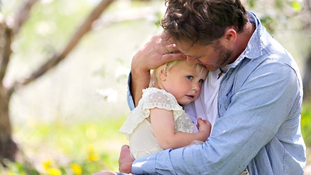 FATHER,DAUGHTER,HUG