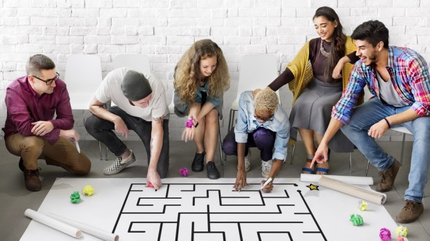 WEB3-TEAMWORK-COLLABORATIVE-INTELLIGENCE-PEOPLE-LABYRINTH-PUZZLE-BRAINSTORM-ENIGMA-shutterstock_646682254-Rawpixel.com-AI