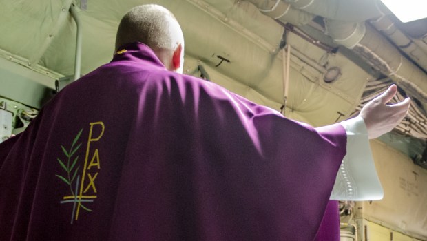 PRIEST,MASS,VIOLET VESTMENTS