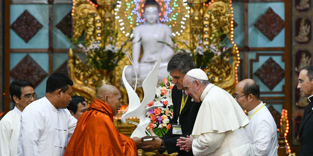 web3-pope-francis-buddist-myanmar-budha-000_up1l5-vincenzo-pinto-afp-ai