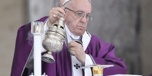 Don’t show up late for Mass, pope says