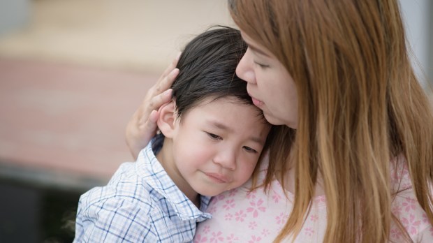 WEB3 WOMAN MOM MOTHER SON CHILD COMFORT UPSET WORRIED Shutterstock