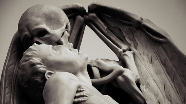 KISS OF DEATH,STATUE