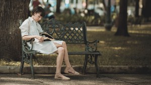 WOMAN,READING,BENCH