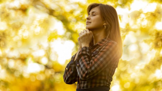 WOMAN,PRAYING,NATURE