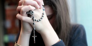 Can you wear a rosary around your neck?