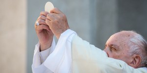 Pope prays for greater awareness of Jesus&#8217; Real Presence in Eucharist