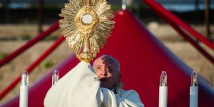 Pope recalls how he loved nighttime Eucharistic adoration as a youth