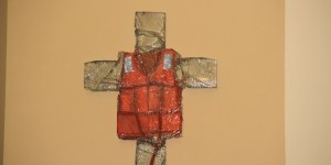 Pope shows migrants&#8217; plight with special cross