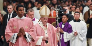 Pope urges Filipinos to continue being &#8220;smugglers of the faith&#8221;