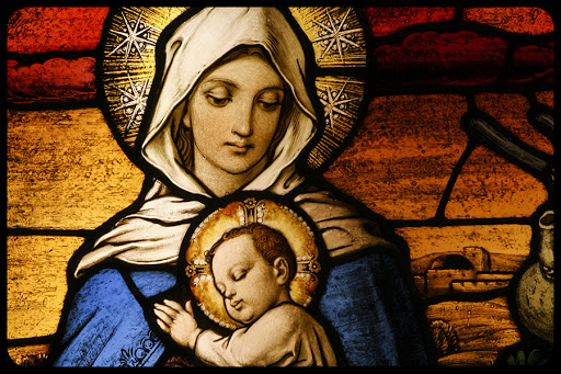 Stained glass depicting the Virgin Mary holding baby Jesus © CURAphotography / Shutterstock.com &#8211; ar