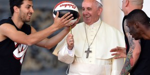 Pope shows how to have growth mindset in address to basketball players