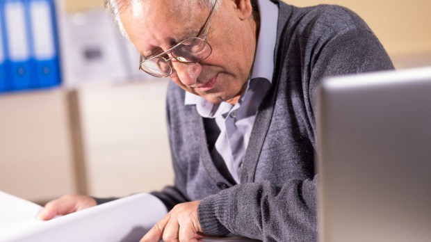 web-senior-old-man-work-worker-shutterstock_403610449-pointimages-ai.jpg