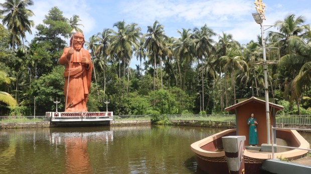 2-St-Thomas-statue-boat-jetty.jpg