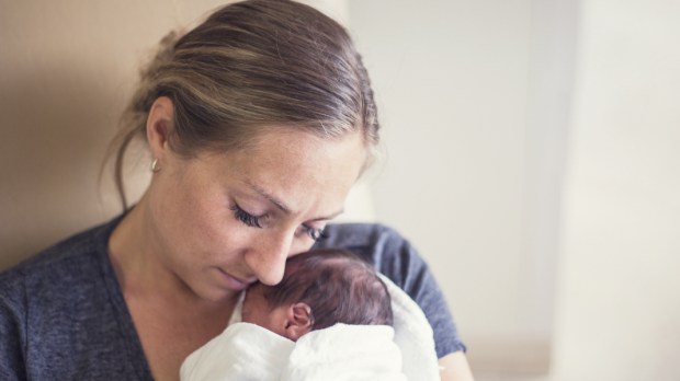 WEB3-Giovane-madre-che-tiene-il-suo-prematuro-neonato-che-viene-curato-in-ospedale-Shutterstock_713505415.jpg