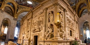 How did the Holy House of Mary get to Loreto, Italy?