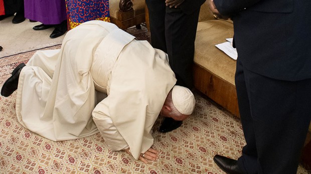 Pope kissing feet of South Sudan leaders