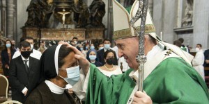 Pope greets Colombian nun kidnapped by jihadists