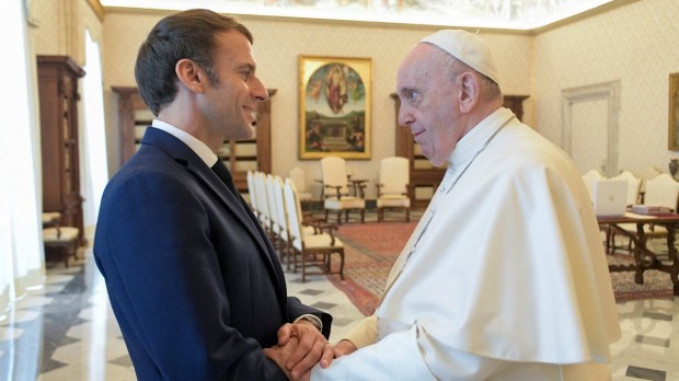 MACRON-POPE-FRANCIS-000_9TF4GU.jpg