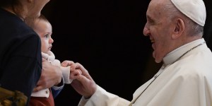 Pope: Beauty of a family with many children risks becoming a utopia