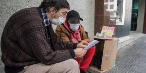 Retired professor gives free classes to an immigrant on the street