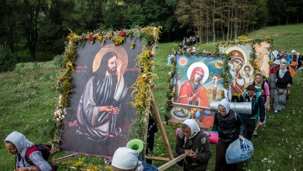 CROSS-PROCESSION-POCHAEV-LAVRA-AFP