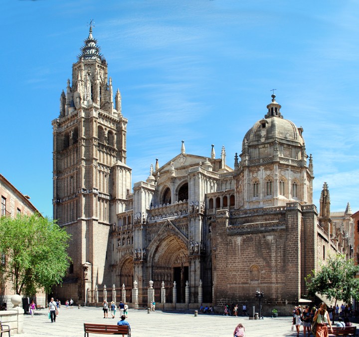 Toledo_Cathedral_from_Plaza_del_Ayuntamiento.jpeg