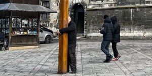 Viral photo of elderly man hugging life-sized crucifix in Ukraine moves hearts around the world