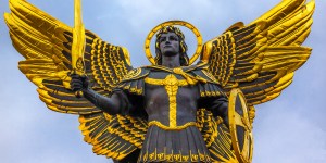 Why is a statue of St. Michael in Independence Square in Kyiv?