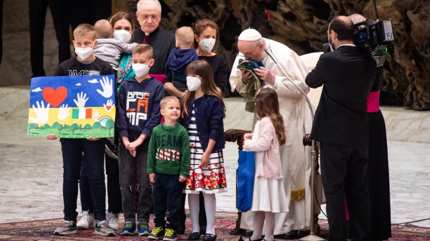 POPE-FRANCIS-AUDIENCE-UKRAINE-refugees-Antoine-Mekary-ALETEIA