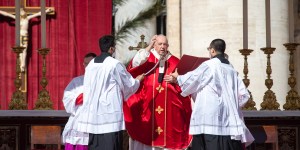 Pope: The mantra &#8216;save yourself&#8217; collides with the savior who offers himself [Homily]