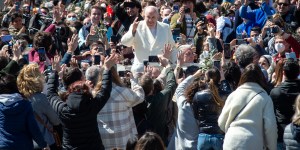 Pope calls for Easter truce in Ukraine