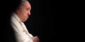 ‘My knee hurts,’ admits Pope