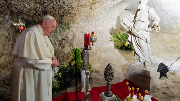 Pope-Francis-praying-in-the-Grotta-of-St.-Paul-at-the-Basilica-di-San-Paolo-in-Rabat