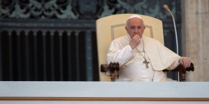 Pope: &#8220;The doctor told me not to walk &#8230; this time I have to obey&#8221;