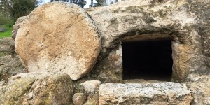 Was Jesus&#8217; tomb sealed by a disk-shaped stone?