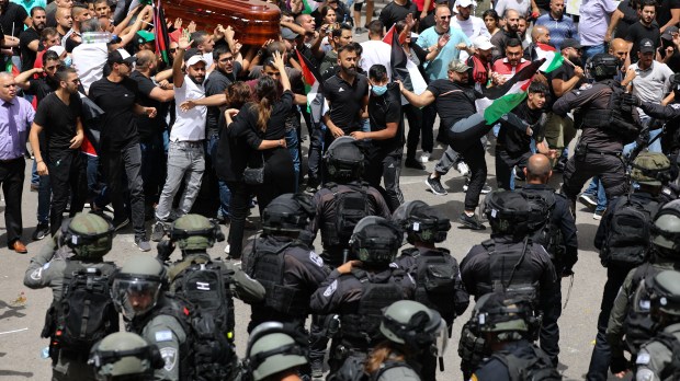 israeli police use force funeral journalists;Shireen Abu Akleh funérailles hôpital Saint Joseph