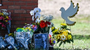 kwiaty upamiętniające ofiary strzelaniny w szkole w Uvalde w Teksasie