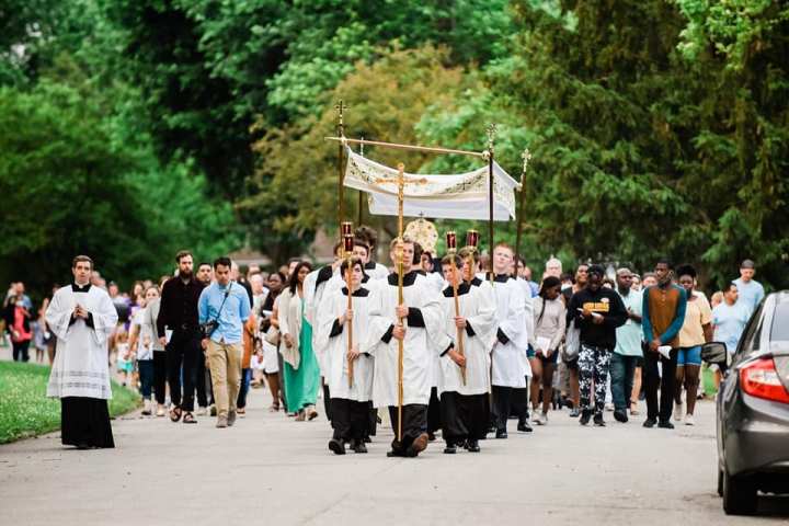 procession, Eucharist, Corpus Christi, priest