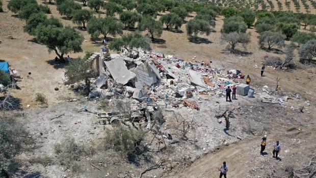 Décombres d’une maison ciblée par des frappes russes à Idleb
