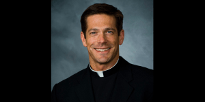 Fr. Mike Schmitz wins Cardinal John P. Foley award for ‘Bible in a Year’
