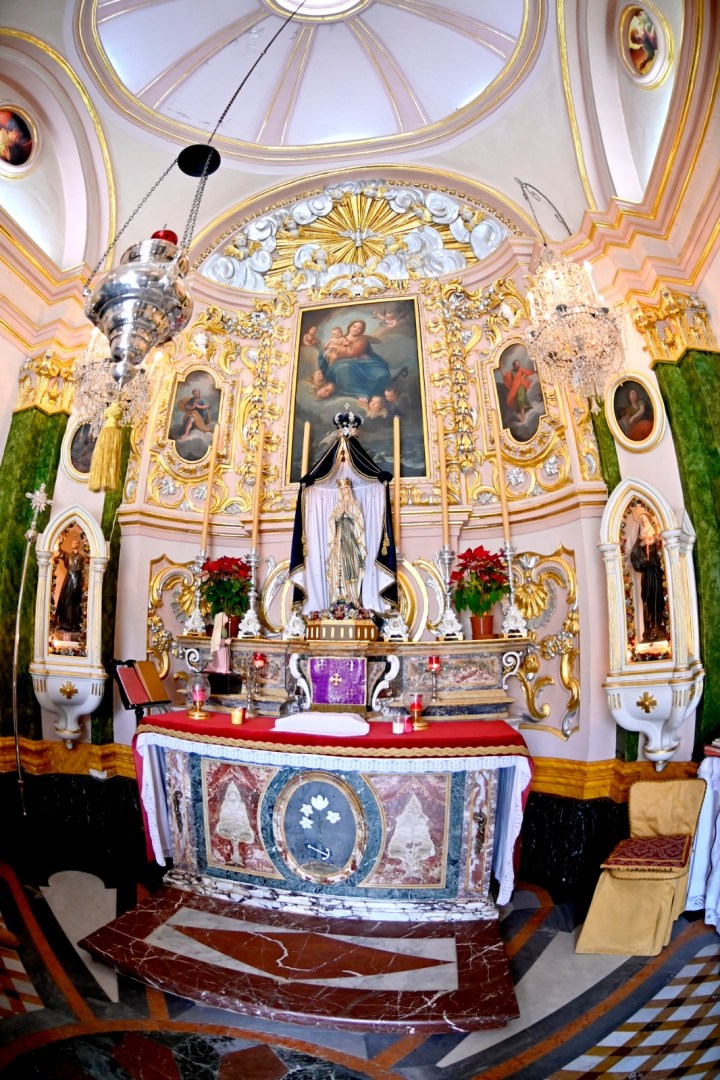 Altar-area-of-the-chapel-of-Our-Lady-of-Good-Hope.jpeg