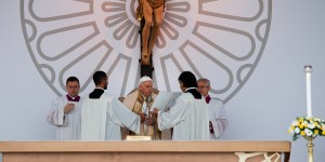 Pope&#8217;s call: A Church kneeling before Eucharist and bending over wounds of the suffering