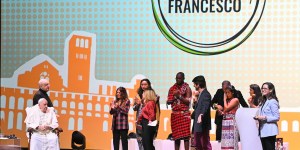 Pope, young entrepreneurs sign &#8220;pact&#8221; on economy