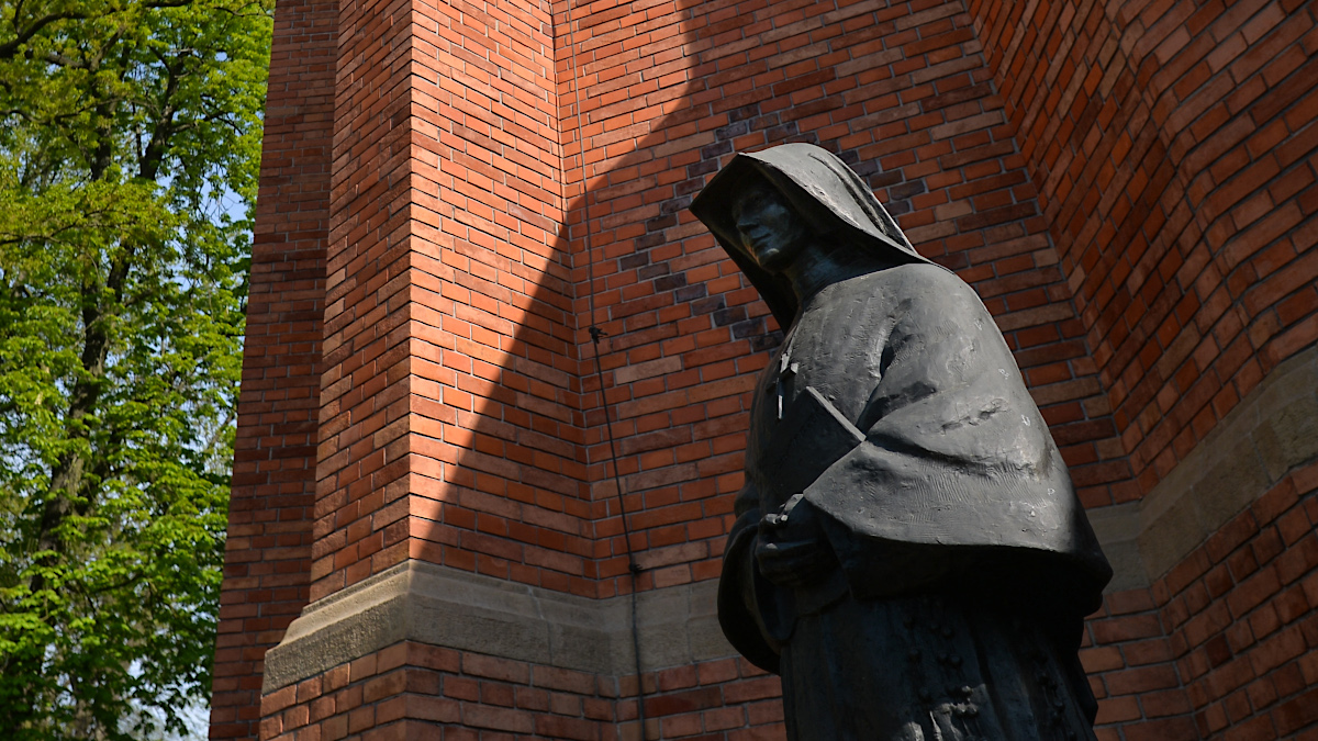 Figura świętej Faustyny Kowalskiej przed kościołem w Krakowie